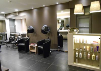 Helder warme accentverlichting bij Kapsalon CDG