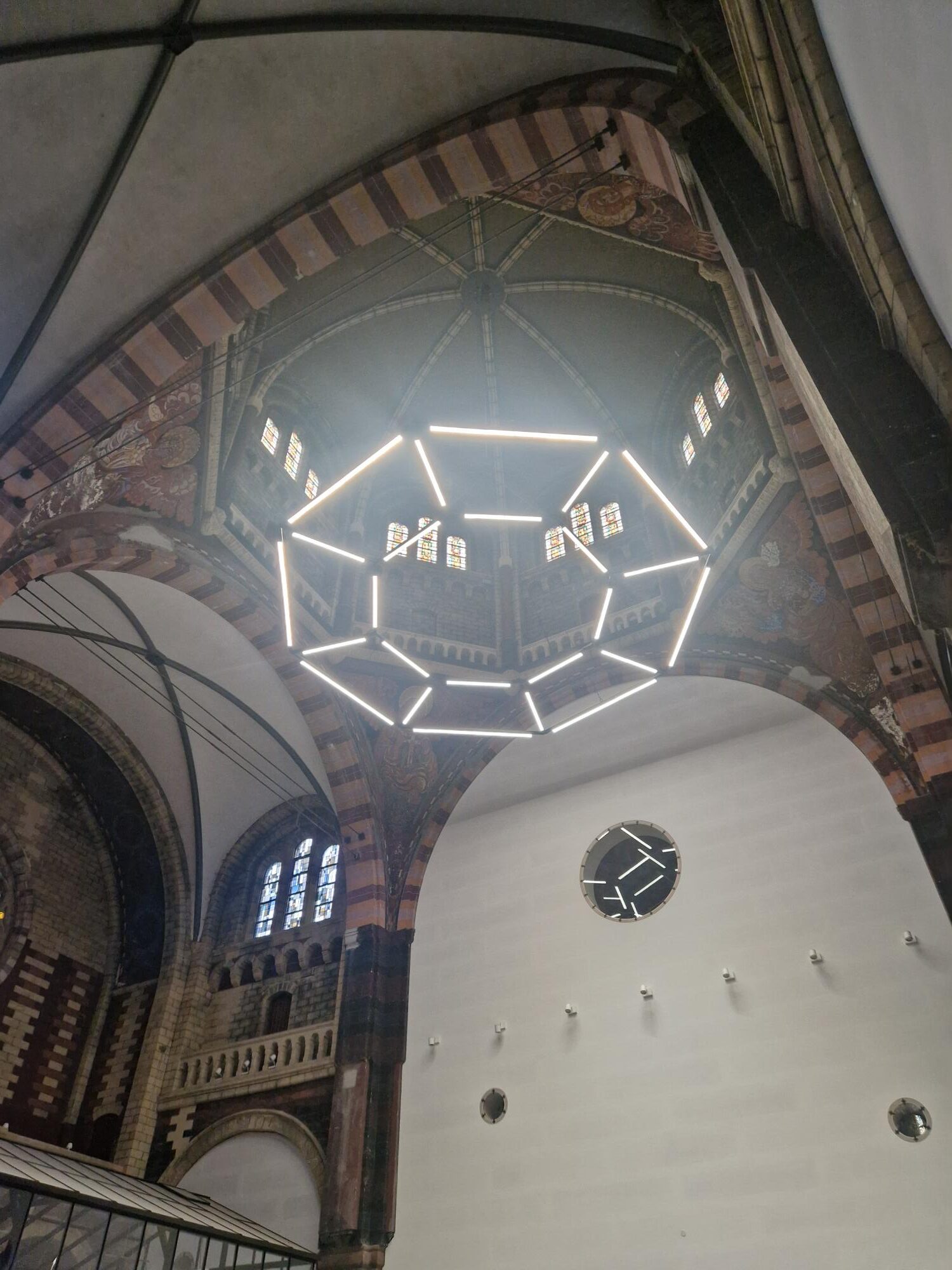 Sfeerverlichting voor gewelven in kerkinterieur Maastricht