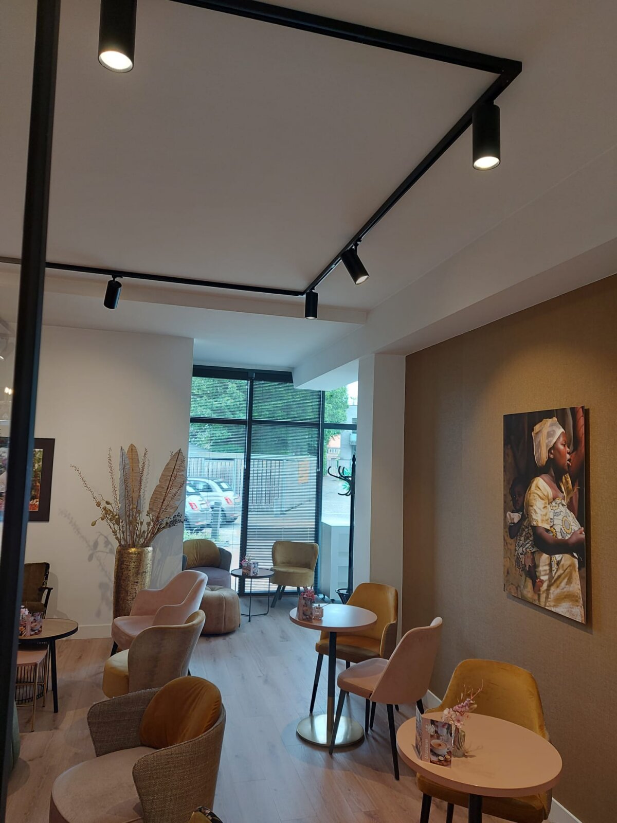 Verlichting creëert gezellige sfeer in chocoladewinkel