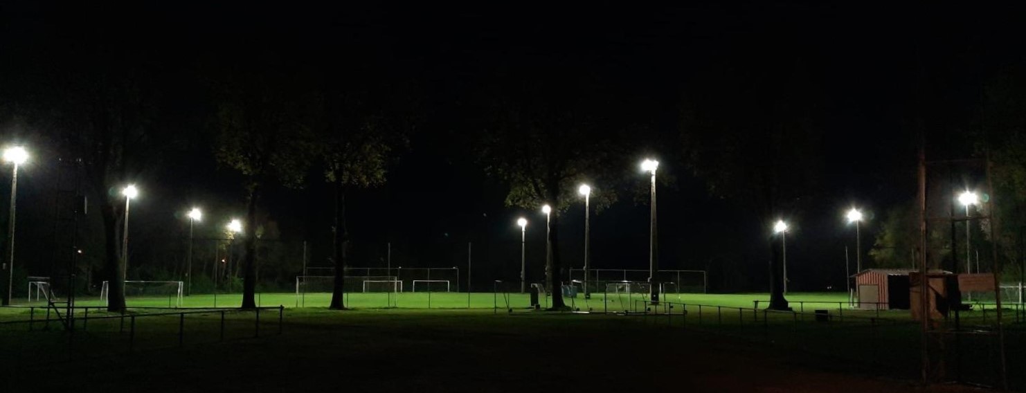 Sportveldverlichting voor voetbalclub Racing Peer