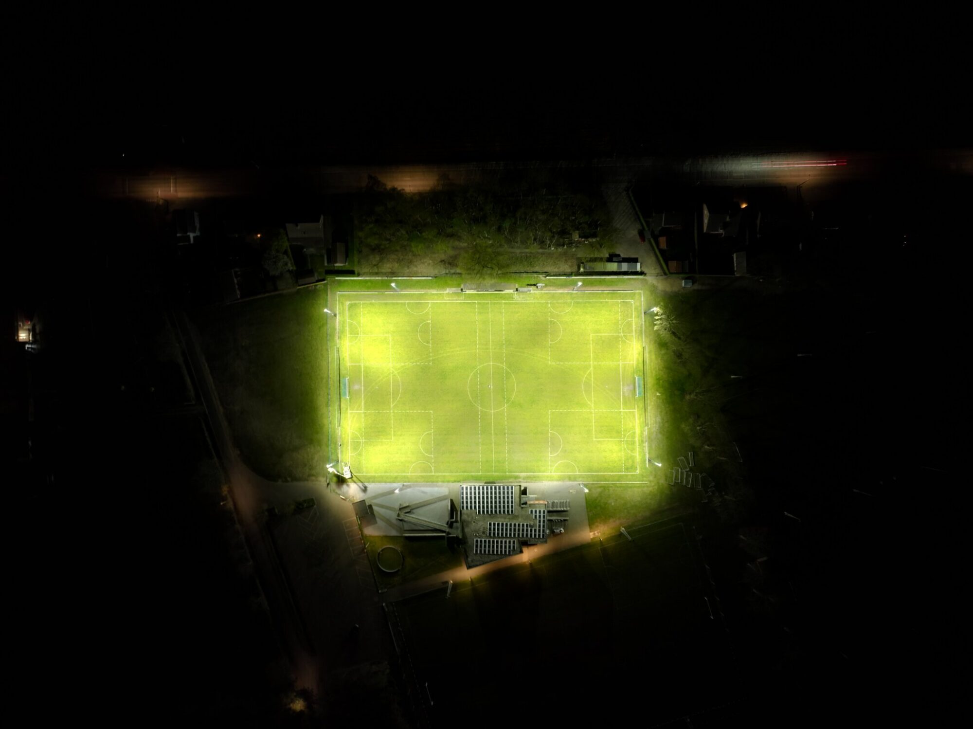 Sportveldverlichting voor voetbalclub Racing Peer