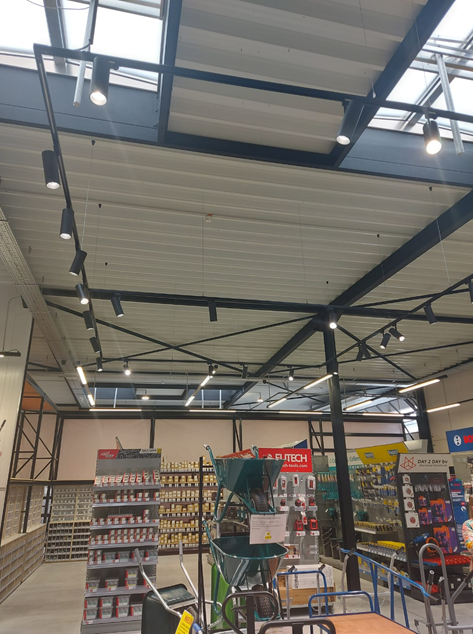 Showroom van bouwmarkt Madrico met professionele verlichting